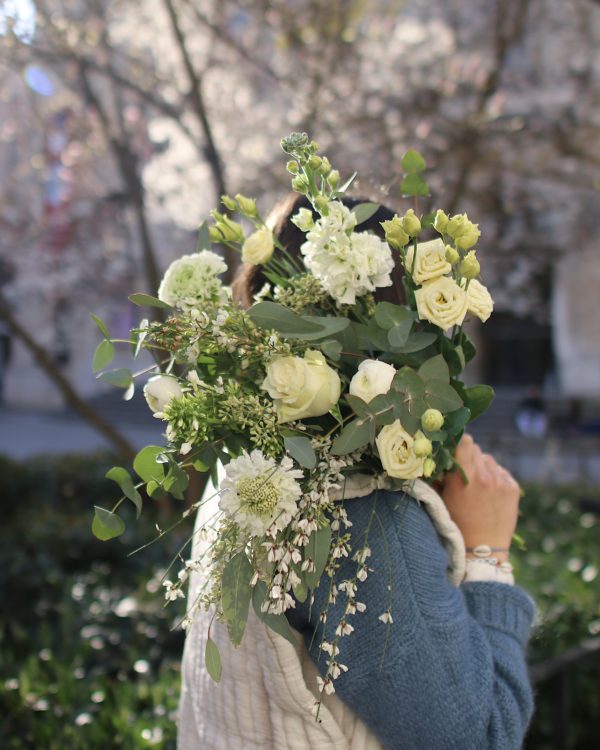 Bouquet de fleurs fraîches composé de : •Rose Equitable •Chardon •Lisianthus •Wax •Renoncule francaise •Anemone •Genets •Giroflée •Feuillage