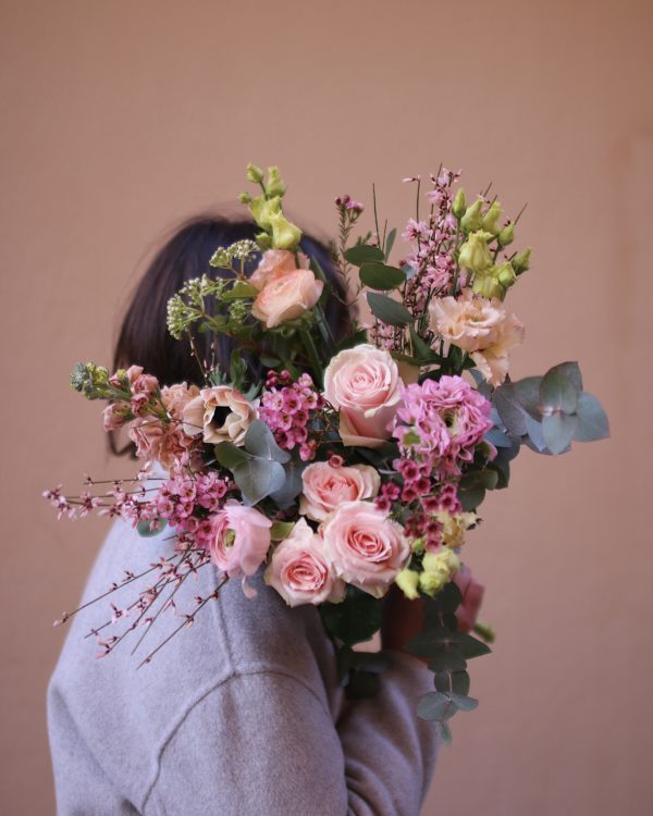 Bouquet de fleurs fraîches dans les tons rosé. Il est composé de : •Rose Equitable •Lisianthus •Wax •Renoncule francaise •Anemone •Genets •Giroflée •Feuillage