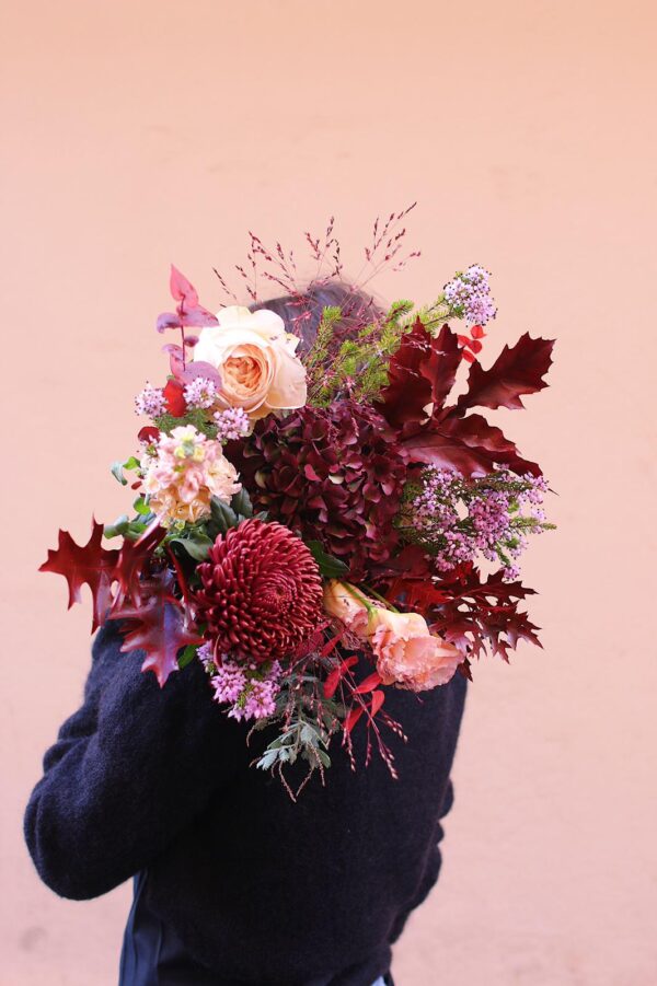 Bouquet aux couleurs d'automne. Il est composé de : •Rose Equitable •Hortensia •Lisianthus •graminés •Hornbill Dark •chêne •mimosa Acacia baileyana •feuilles de chêne •Feuillage