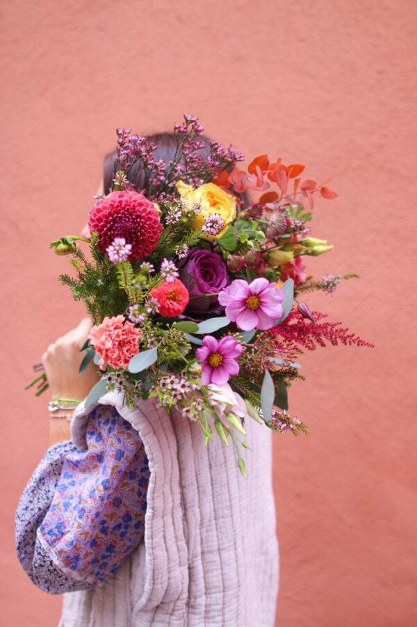 Bouquet de fleurs fraîches colorées composé de : Rose Equitable oeillet Lisianthus graminés astilbe dahlia eucalyptus limonium Feuillage